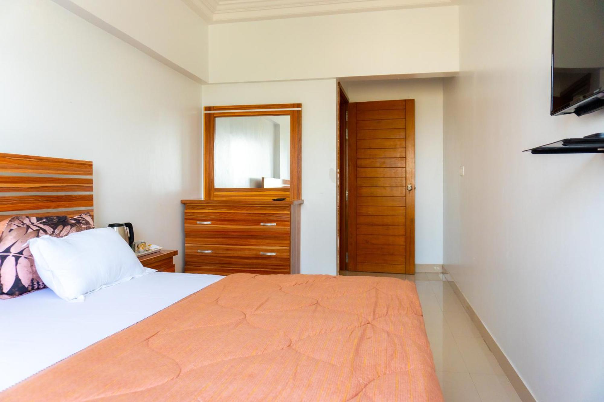 Chambres Meublees Avenue Cheikh Anta Diop Dakar Esterno foto